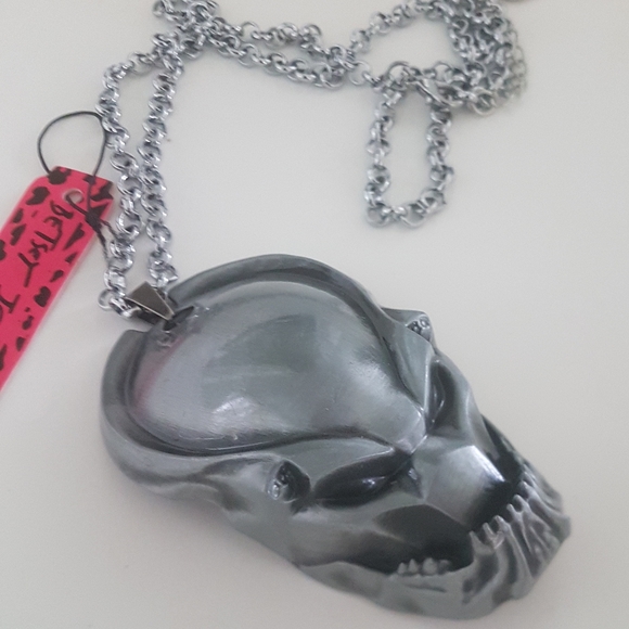 ☠ Predator Mask Necklace - Picture 3 of 4
